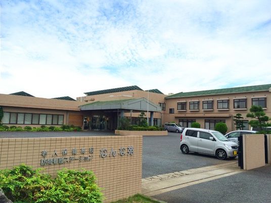 施設の外観と看板  