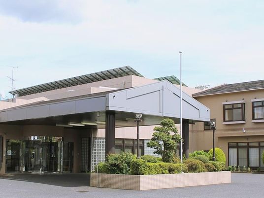 建物の正面玄関  