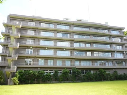 緑に面した施設外観  