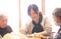 談笑中のテーブル