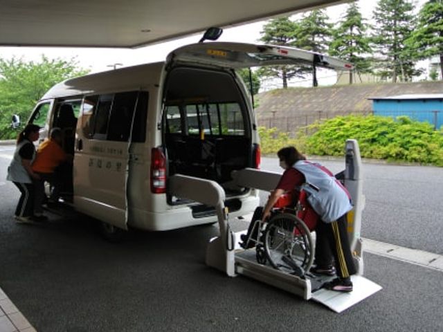 介護支援の様子エントランス エントランス 車椅子での乗降がスムーズに行われる様子が見られます。外出支援のための設備が充実しています。