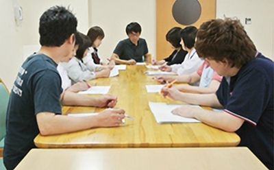 会議の様子のスタッフイメージ