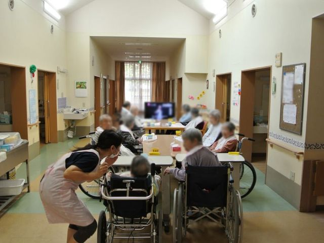 明るい共有スペース リビング 自然光が豊かに差し込むリビングで、利用者同士が和やかに交流できる場です。
