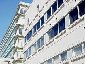 白い建物の外観  