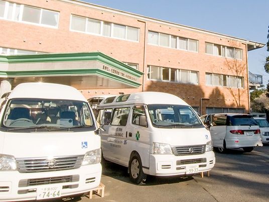 送迎車が並ぶ外観  