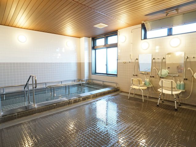 ゆったり快適な浴室 浴室 手すりやシャワーチェア完備で、安全かつ快適に利用できる浴室です。明るく清潔感のある環境を大切にしています。
