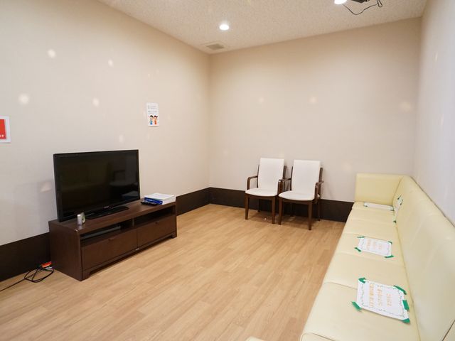 共有スペースの様子 共有スペース 落ち着いた色合いの休憩室では、テレビで情報を得ながらゆったりとくつろげます。清潔感のある座席が並び、静かな時間を過ごせる空間です。