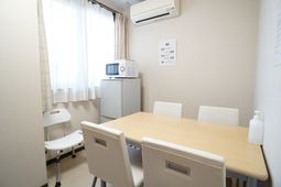 清潔な食卓設備の部屋