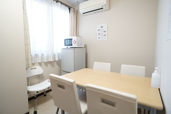 清潔な食卓設備の部屋