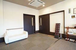 白と茶色のモダンなエントランス