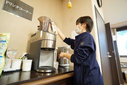 スタッフがコーヒーマシン操作