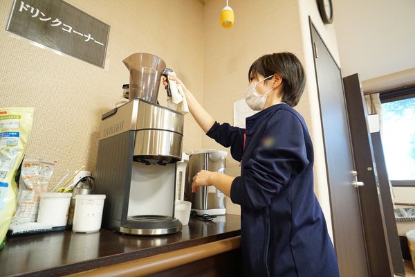 スタッフがコーヒーマシン操作