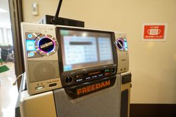 カラオケ機器とスピーカー