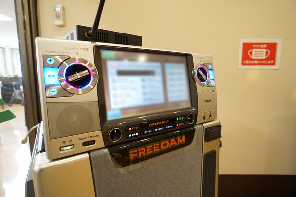 カラオケ機器とスピーカー