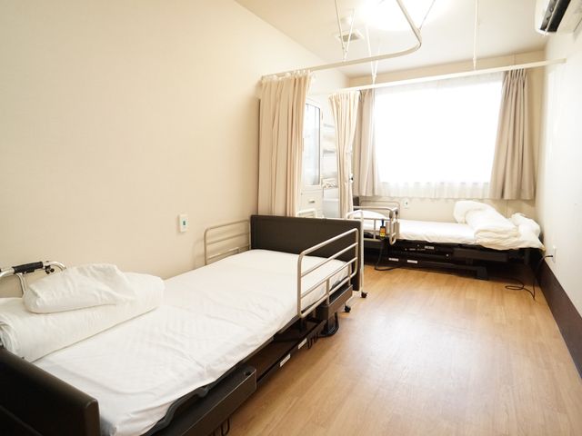 居室のベッドと窓 居室 明るく広々とした室内には、快適な生活を支援する設備が整えられており、新しい職場での充実感が見込めます。