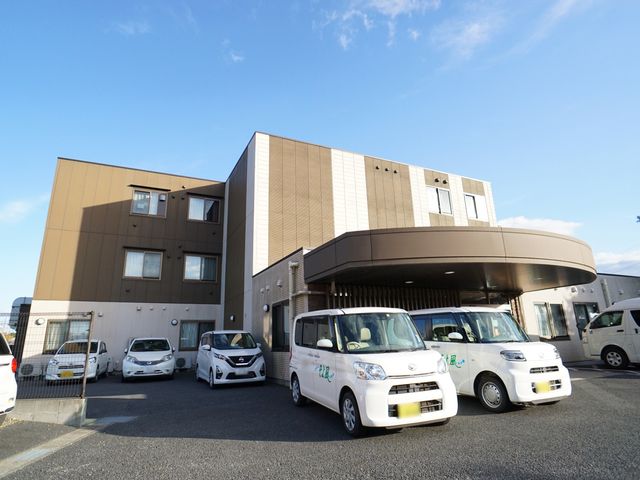 清潔感溢れる施設外観 外観 広々とした駐車場があり、現代的なデザインで、訪れる方々を温かく迎えます。