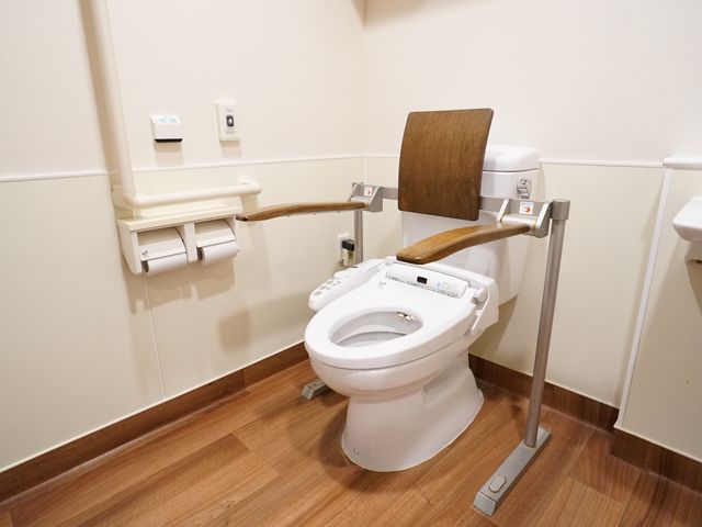 バリアフリー対応トイレ トイレ 手すり付きで安全なトイレです。すべての方に使いやすい設計になっており、安心してご利用頂けます。