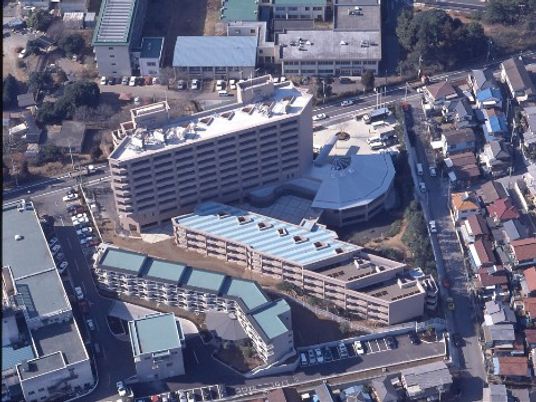 都市にある施設外観