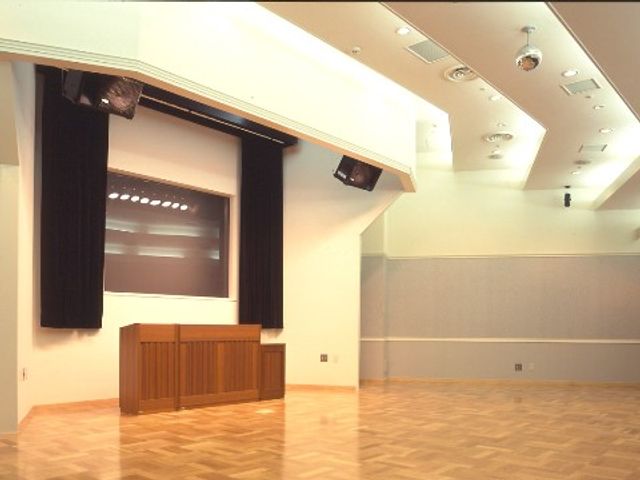 広々とした多目的室 大ホール ゆとりを持ったスペースの多目的室で、様々なイベントやアクティビティが行えます。利用者の方々の憩いの場としても利用されています。