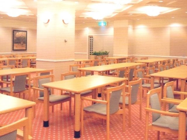 広々としたダイニング 食堂 広々とした清潔感のある食事スペースです。静かな環境で、利用者様のお食事をサポートできます。