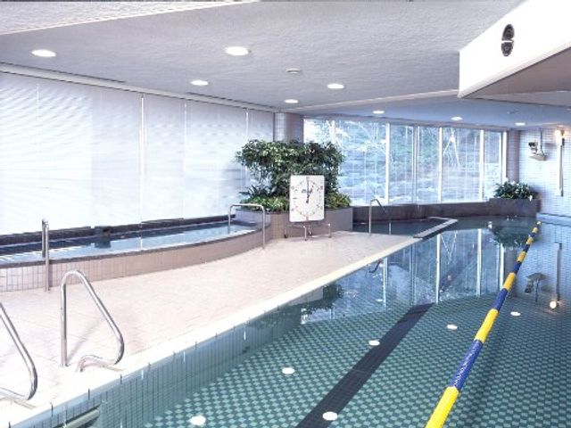 プール付きの明るい空間 温水プール 広々としたプールは明るく快適な水中運動が可能です。体力維持に役立つ設備が整っております。
