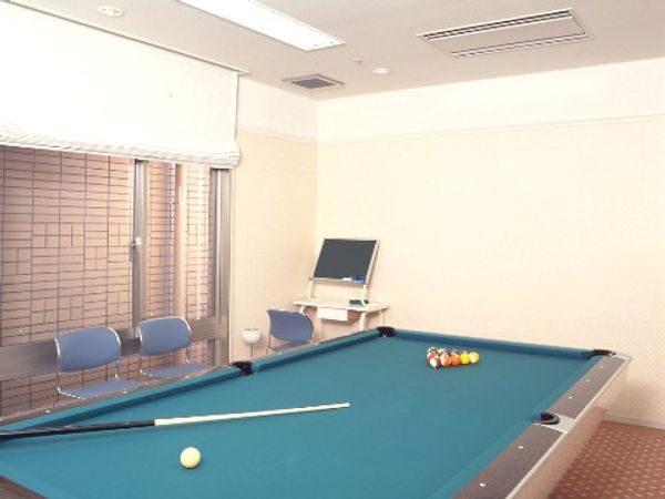 ビリヤード台のある部屋