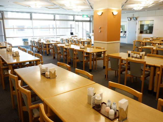 広々とした明るい食堂 ダイニング 清潔感のある食堂では、ゆったりと配されたテーブルで安心して食事ができます。利用者の皆様の交流の場としても機能しています。