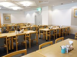 明るい食堂の様子