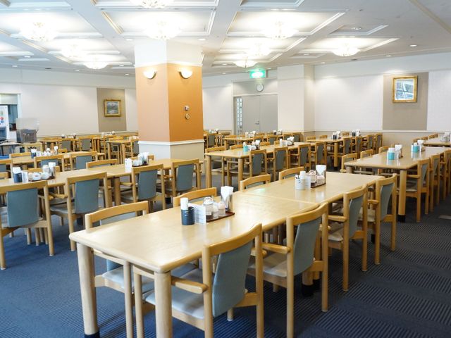 広々とした快適な食堂 ダイニング 明るく開放的な雰囲気の食堂で、ゆったりとした食事時間を提供しています。テーブルや椅子も整然と配置され、清潔感があります。