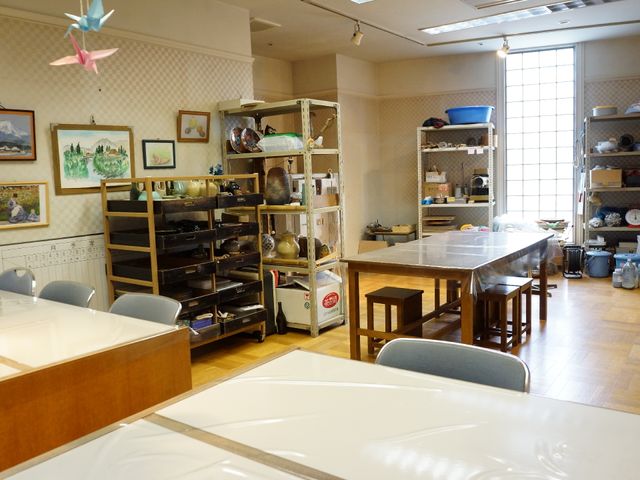 多目的室の清潔な空間 アトリエ 手工芸品が飾られた多目的室です。広々としたテーブルで、創造的な時間をゆったりと過ごせるスペースが整っています。