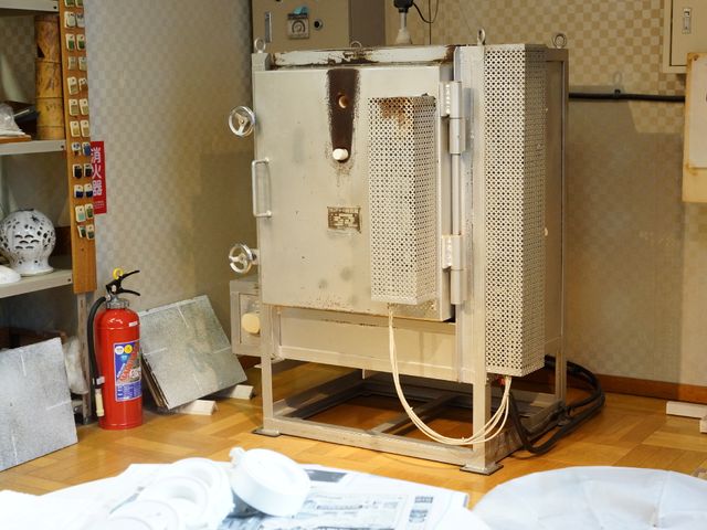 古い機械と消火器 電気窯 豊富な訓練機器が用意され、充実した機能訓練をサポートします。安全に留意した設備管理を心掛けておりますので、安心して業務に取り組めます。