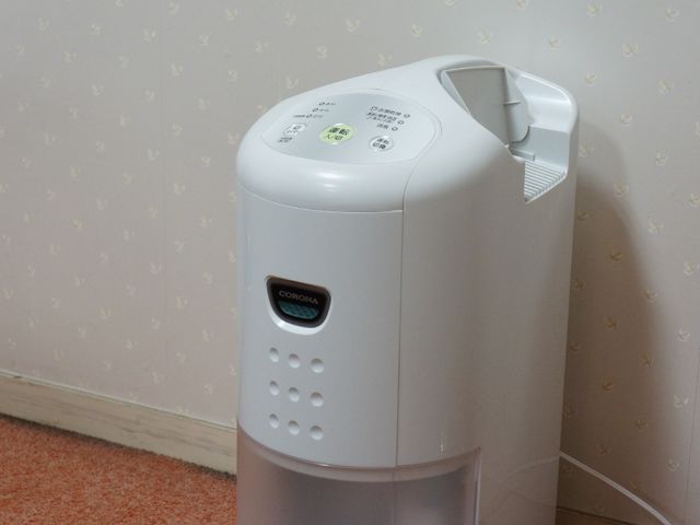 暖房器具のアップ写真 除湿機 安全で暖かい居住空間には、寒い季節でも快適に過ごせる暖房設備が整っています。