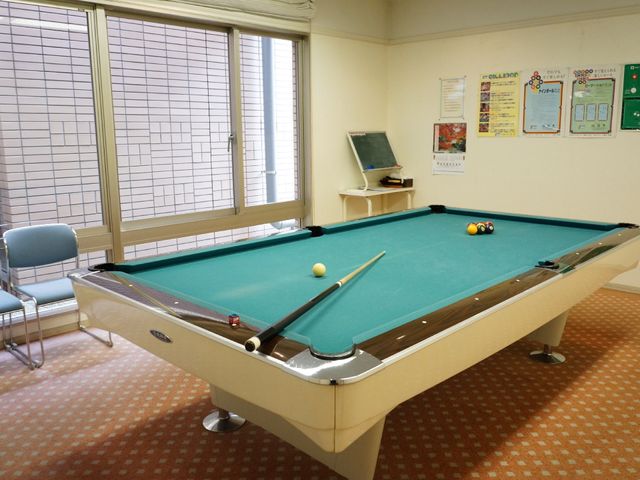 ビリヤード台がある部屋 ビリヤードルーム 広々とした部屋に配されたビリヤード台。趣味の時間や交流の場としてご活用いただけ、充実した毎日をお送りいただけます。