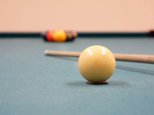 ビリヤードボールとキュー ビリヤード リラックスできる空間の一角にビリヤード台があります。利用者の方々が娯楽を楽しみながら交流を深められる設備が整っています。