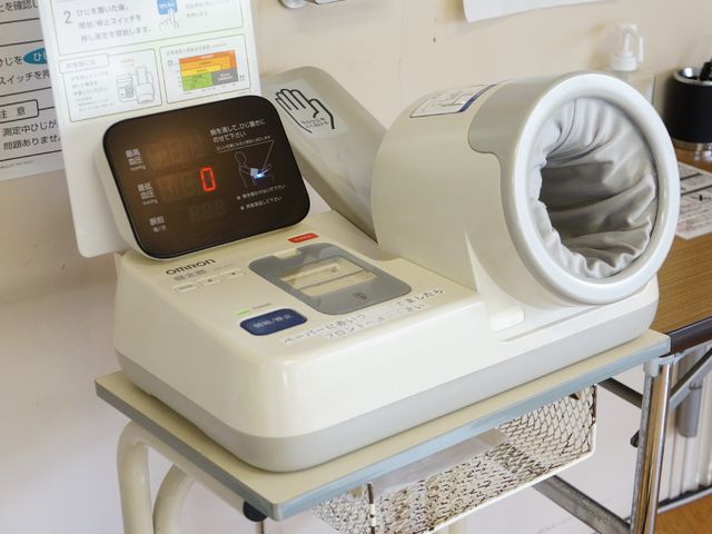 血圧計のある施設の部屋 血圧測定器 最新の血圧計を備えた健康管理スペースが充実しており、安心して日々のケアが行えます。