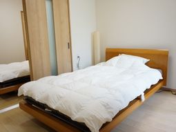 清潔なベッド付き居室