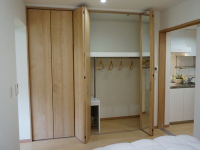 居室のクローゼットとキッチン