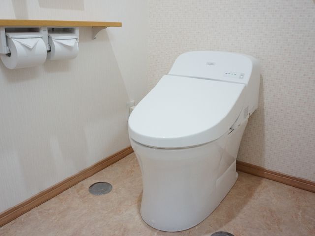 清潔なトイレ設備 トイレ きれいに保たれたトイレです。最新の設備を備え、安全かつ快適にご使用いただけます。