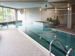 清潔感のあるプール施設