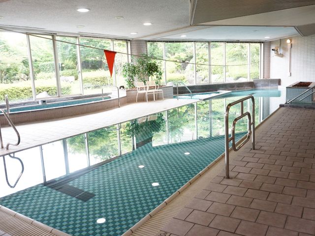 明るい屋内プール 温水プール 充実した設備の明るい機能訓練室です。リハビリテーションには最適な環境が整っており、快適にご利用いただけます。