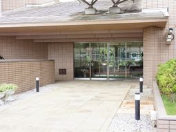 エントランスの明るい外観