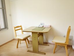 シンプルな居室のテーブルと椅子