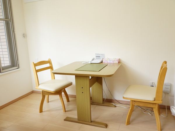 シンプルな居室のテーブルと椅子