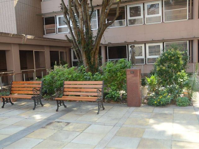 ベンチのある中庭 中庭   ベンチが並ぶ落ち着いた中庭です。緑が多く、利用者の方が外の空気にふれながら休憩しやすい空間です。
