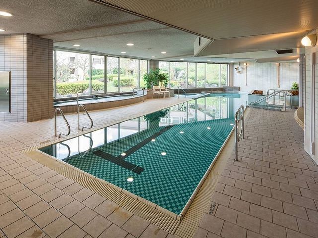 屋内プール 多目的室   大きな窓から光が入る、開放的な室内プールです。手すりや段差の少ない動線があり、安心して使いやすい環境です。