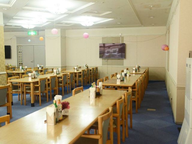 明るい食堂 食堂   広いテーブルが並ぶ明るい食堂です。テレビもあり、食事や休憩の時間をゆったり過ごしやすそうです。