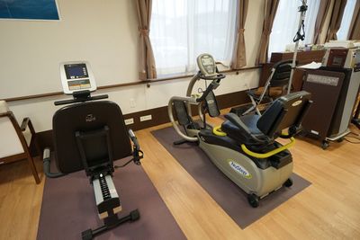 機能訓練室の運動器具