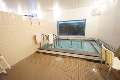 浴槽と手すり付き浴室