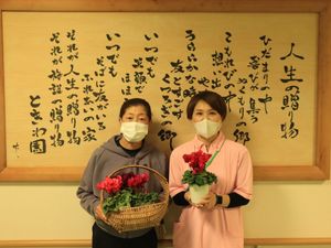 スタッフ2人の掲示前  