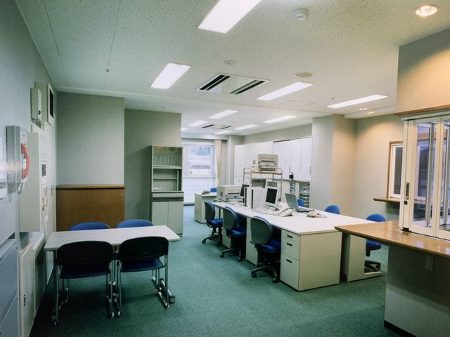 明るいオフィス空間 スタッフイメージ 広々としたオフィスでは、自然光が差し込み、快適な作業環境が整っています。